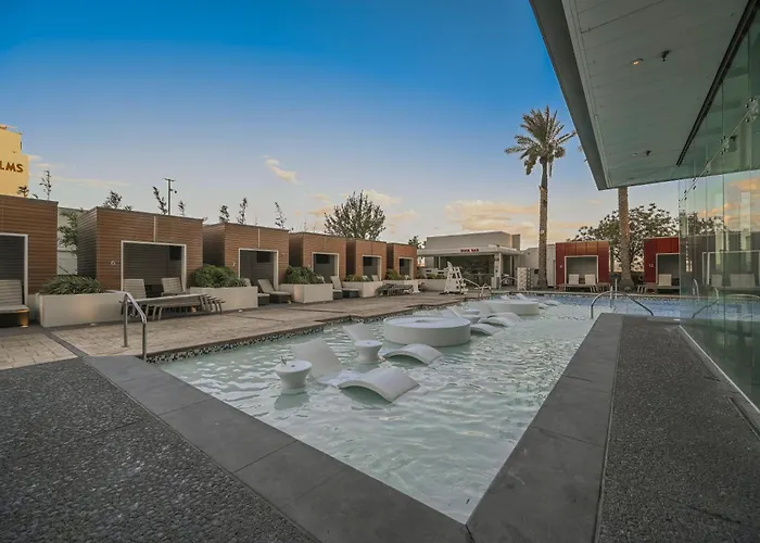 Waterpark hotel: Stripviewsuites At Palms Place